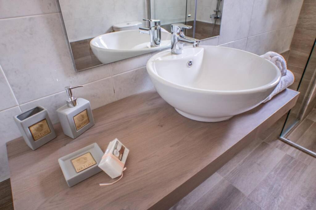 Villa Ventus, 40Sqm Private Pool & Hot Tub! Roussospítion Exterior photo